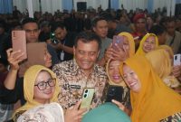 -NGOPFI- Gubernur Jawa Tengah Ahmad Luthfi saat di acara Ngopi Bareng Pak Luthfi (Ngopfi) yang digelar di Garasi Alat Berat PT Elcander Duta Sarana (EDS), Desa Karangkandri, Kecamatan Kesugihan, Kabupaten Cilacap, Rabu (12/03/2025). Foto : Dok.Pemprov/metrojateng.id
