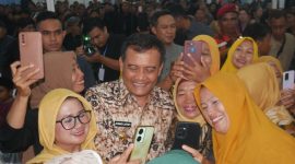 -NGOPFI- Gubernur Jawa Tengah Ahmad Luthfi saat di acara Ngopi Bareng Pak Luthfi (Ngopfi) yang digelar di Garasi Alat Berat PT Elcander Duta Sarana (EDS), Desa Karangkandri, Kecamatan Kesugihan, Kabupaten Cilacap, Rabu (12/03/2025). Foto : Dok.Pemprov/metrojateng.id