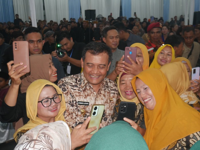 -NGOPFI- Gubernur Jawa Tengah Ahmad Luthfi saat di acara Ngopi Bareng Pak Luthfi (Ngopfi) yang digelar di Garasi Alat Berat PT Elcander Duta Sarana (EDS), Desa Karangkandri, Kecamatan Kesugihan, Kabupaten Cilacap, Rabu (12/03/2025). Foto : Dok.Pemprov/metrojateng.id