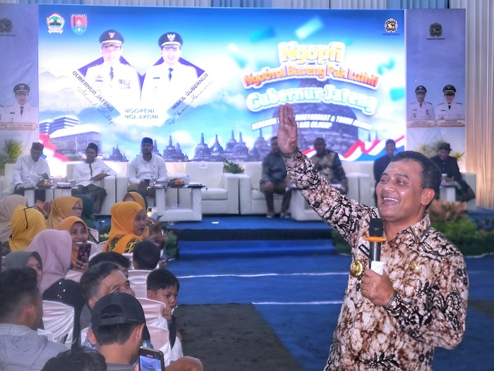 -NGOPFI- Gubernur Jawa Tengah Ahmad Luthfi saat di acara Ngopi Bareng Pak Luthfi (Ngopfi) yang digelar di Garasi Alat Berat PT Elcander Duta Sarana (EDS), Desa Karangkandri, Kecamatan Kesugihan, Kabupaten Cilacap, Rabu (12/03/2025). Foto : Dok.Pemprov/metrojateng.id