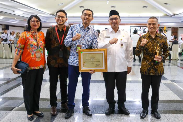 -PENGHARGAAN- Pertamina Patra Niaga kembali menjadi Badan Usaha Milik Negara (BUMN) Terbaik 1 sebagai pelaksana program Tanggung Jawab Sosial dan Lingkungan (TJSL) atau Corporate Social Responsibility (CSR) di Jawa Tengah dalam ajang penganugerahaan CSR Award Jawa Tengah pada Rabu (12/3/2025) di Gedung Gradhika Bhakti Praja, kota Semarang. Foto : Dok.Pertamina/metrojateng.id