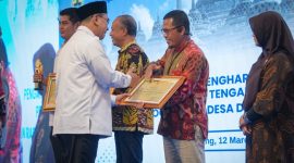 -PENGHARGAAN- Wakil Gubernur Jawa Tengah, Taj Yasin Maimoen (kiri), secara simbolis menyerahkan penghargaan CSR Award kepada Senior Manager Komunikasi dan Umum PLN UID Jawa Tengah dan DIY, Joko Hadi Widayat (kanan), dalam ajang penganugerahaan CSR Award Jawa Tengah, Rabu (12/3/2025) di Gedung Gradhika Bhakti Praja, Semarang. Foto : Dok.PLN/metrojateng.id