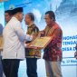 -PENGHARGAAN- Wakil Gubernur Jawa Tengah, Taj Yasin Maimoen (kiri), secara simbolis menyerahkan penghargaan CSR Award kepada Senior Manager Komunikasi dan Umum PLN UID Jawa Tengah dan DIY, Joko Hadi Widayat (kanan), dalam ajang penganugerahaan CSR Award Jawa Tengah, Rabu (12/3/2025) di Gedung Gradhika Bhakti Praja, Semarang. Foto : Dok.PLN/metrojateng.id