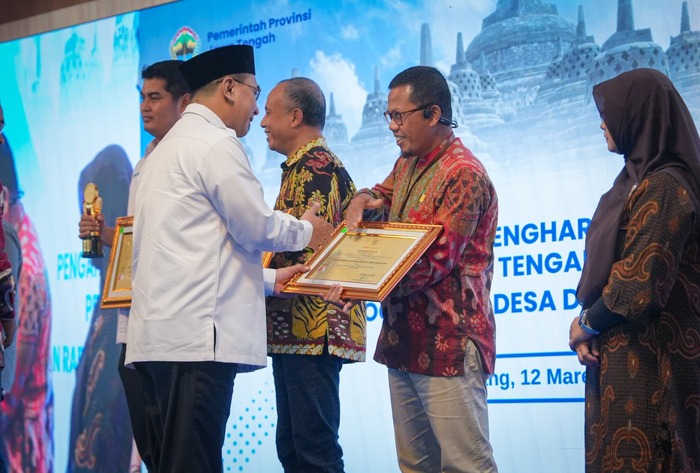-PENGHARGAAN- Wakil Gubernur Jawa Tengah, Taj Yasin Maimoen (kiri), secara simbolis menyerahkan penghargaan CSR Award kepada Senior Manager Komunikasi dan Umum PLN UID Jawa Tengah dan DIY, Joko Hadi Widayat (kanan), dalam ajang penganugerahaan CSR Award Jawa Tengah, Rabu (12/3/2025) di Gedung Gradhika Bhakti Praja, Semarang. Foto : Dok.PLN/metrojateng.id
