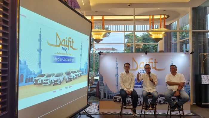 -PROGRAM DAIFIT- Budhy Lau - Kepala Wilayah Astra Daihatsu Jateng, DIY, Bali & Nusa Tenggara (tengah); Dodik Priambodo - Kepala Cabang Astra Daihatsu Semarang (kiri); dan Andi Widiyastono - Area Service Head Jateng, DIY, Bali & Nusa Tenggara (kanan); saat memaparkan program DAIFIT 2025, Rabu (12/3/2025). Foto : Dok.Daihatsu/metrojateng.id
