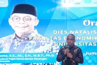 -ORASI- Dirjen Pajak, Suryo Utomo memberikan Orasi Ilmiah “Pajak : Antara Kebutuhan dan Kepatuhan” sebagai bagian dari rangkaian Dies Natalis ke-65 FEB UNDIP,.di Hall lantai 4 Gedung Laboratorium Kewirausahaan, FEB UNDIP, Tembalang, Jum’at (14/3/2025). Foto : Dok.DJP/metrojateng.id
