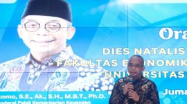 -ORASI- Dirjen Pajak, Suryo Utomo memberikan Orasi Ilmiah “Pajak : Antara Kebutuhan dan Kepatuhan” sebagai bagian dari rangkaian Dies Natalis ke-65 FEB UNDIP,.di Hall lantai 4 Gedung Laboratorium Kewirausahaan, FEB UNDIP, Tembalang, Jum’at (14/3/2025). Foto : Dok.DJP/metrojateng.id