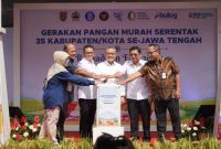 -GPM SERENTAK- Tim Pengendalian Inflasi Daerah (TPID) Provinsi Jawa Tengah dan TPID Kota Semarang, Kamis (20/3/2025) menggelar Gerakan Pangan Murah (GPM) Serentak, di halaman Kantor Kecamatan Mijen, Kota Semarang. Foto : Dok.TPID/metrojateng.id