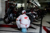 -SIAPKAN KENDARAAN- Jelang perayaan Hari Raya Idul Fitri, ada banyak hal yang perlu disiapkan pemudik terutama yang menggunakan kendaraan motornya sebagai kendaraan untuk balik ke kampung halaman masing – masing. Foto : Dok.Honda/metrojateng.id