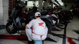 -SIAPKAN KENDARAAN- Jelang perayaan Hari Raya Idul Fitri, ada banyak hal yang perlu disiapkan pemudik terutama yang menggunakan kendaraan motornya sebagai kendaraan untuk balik ke kampung halaman masing – masing. Foto : Dok.Honda/metrojateng.id