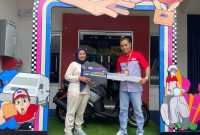 -HADIAH- Kepala Cabang JNE Yogyakarta, Adi Subagyo, menyerahkan hadiah 1 unit sepeda motor kepada Emas Dwi Atika pemenang, JLC Lucky Draw 2024. Foto : Dok.JNE/metrojateng.id