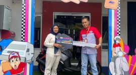 -HADIAH- Kepala Cabang JNE Yogyakarta, Adi Subagyo, menyerahkan hadiah 1 unit sepeda motor kepada Emas Dwi Atika pemenang, JLC Lucky Draw 2024. Foto : Dok.JNE/metrojateng.id