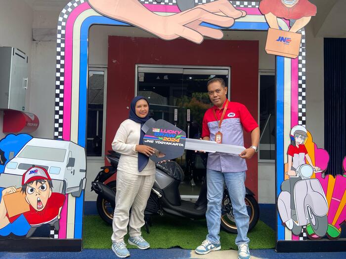 -HADIAH- Kepala Cabang JNE Yogyakarta, Adi Subagyo, menyerahkan hadiah 1 unit sepeda motor kepada Emas Dwi Atika pemenang, JLC Lucky Draw 2024. Foto : Dok.JNE/metrojateng.id