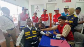 -SERAMBI MYPERTAMINA- Menteri Energi dan Sumber Daya Mineral (ESDM), Bahlil Lahadalia, melakukan pemeriksaan tekanan darah saat menyambangi Posko Mudik Serambi MyPertamina di Rest Area Tol 379A, Kamis (20/3/2025). Foto : Dok.Pertamina/metrojateng.id