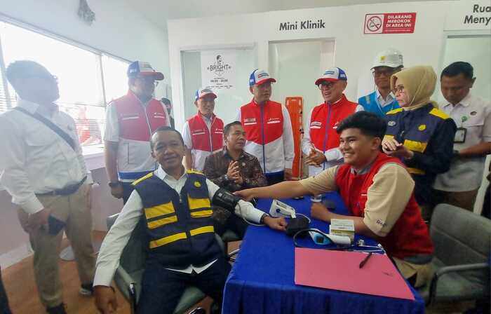 -SERAMBI MYPERTAMINA- Menteri Energi dan Sumber Daya Mineral (ESDM), Bahlil Lahadalia, melakukan pemeriksaan tekanan darah saat menyambangi Posko Mudik Serambi MyPertamina di Rest Area Tol 379A, Kamis (20/3/2025). Foto : Dok.Pertamina/metrojateng.id