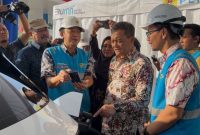 -SIAGA LEBARAN- General Manager PLN UID Jateng DIY, Sugeng Widodo (tengah depan), memaparkan ketersediaan SPKLU selama masa siaga lebaran 2025 kepada Gubernur Jateng Ahmad Luthfi (kanan) pada Jumat (21/3/2025). Foto : Dok.PLN/metrojateng.id