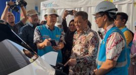 -SIAGA LEBARAN- General Manager PLN UID Jateng DIY, Sugeng Widodo (tengah depan), memaparkan ketersediaan SPKLU selama masa siaga lebaran 2025 kepada Gubernur Jateng Ahmad Luthfi (kanan) pada Jumat (21/3/2025). Foto : Dok.PLN/metrojateng.id