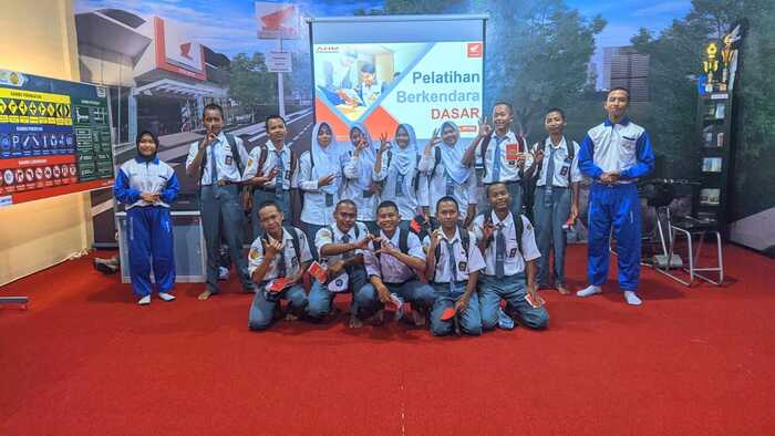 -SAFETY RIDING LABS- Evaluasi praktek kegiatan Safety Riding Learning Siswa SMKN1 Bulakamba oleh Instruktur Safety Riding Astra Motor Jateng. Foto : Dok.Honda/metrojateng.id