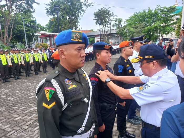 -GELAR PASUKAN- PT Kereta Api Indonesia (Persero) Daerah Operasi 4 Semarang melaksanakan Apel Gelar Pasukan Posko Angkutan Lebaran 2025 yang dipimpin oleh Direktur Pengelolaan Sarana KAI, John Roberto, di Halaman Stasiun Semarang Tawang Bank Jateng pada Senin (24/3/2025). Foto : Dok.KAI/metrojateng.id
