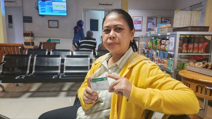 -BERKAT JKN- Rochdilyanti yang saat ini terdaftar sebagai Peserta Segmen Pekerja Penerima Upah (PPU), mengaku sangat terbantu dengan dijaminnya operasi katarak sang suami. Foto : Dok.BPJS/metrojateng.id