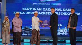 -SANTUNAN- Ketua Backstagers DPD Jateng, Hasbi Ash Shiddiqi, menyerahkan santunan pada acara tahunan 