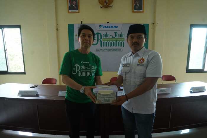 -PAKET SEMBAKO- DAIKIN melalui Roda-Roda Ramadan salurkan lebih dari 1000 paket sembako ke beberapa wilayah di Jawa Barat dan DKI Jakarta. Foto : Dok.DAIKIN/metrojateng.id