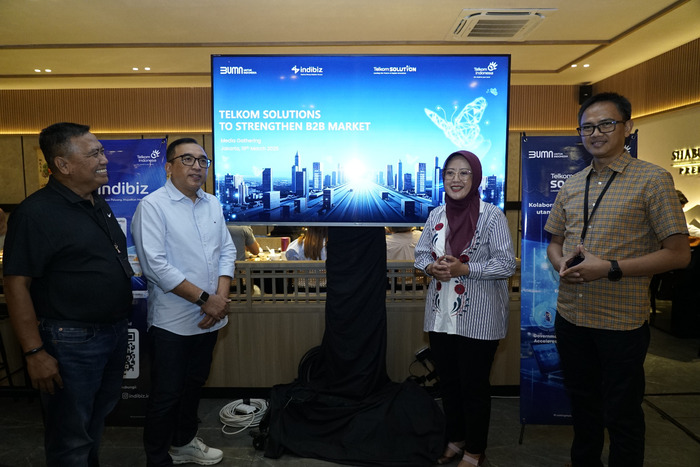 -MEDIA GATHERING- (Ki-Ka) AVP External Communication Telkom Sabri Rasyid, VP Corporate Communication Telkom Andri Herawan Sasoko, OVP Enterprise Marketing & Regional Management Telkom Reni Yustiani, dan OVP Enterprise Product Development Telkom Tanto Suratno saat Media Gathering Telkom, beberapa waktu yang lalu. Foto : Dok.Telkom/metrojateng.id