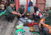 Danramil 06/Genuk laksanakan perintah Dandim 0733/KS Letkol Kav Indarto cek harga kebutuhan pokok di pasar Semarang.