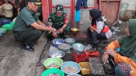 Danramil 06/Genuk laksanakan perintah Dandim 0733/KS Letkol Kav Indarto cek harga kebutuhan pokok di pasar Semarang.