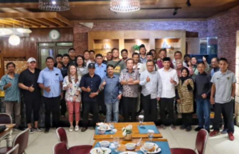 Kemitraan - Media Jateng bersama jajaran manajemen Fiesta dan Pengurus PWI Jateng melakukan foto bersama usai berbuka bersama , Jumat (7/3/2025). (ist/tya)