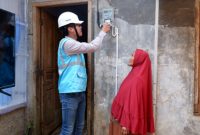 SAMBUNGAN Gratis - salah satu warga di Jateng-DIY tengah menyaksikan petugas PLN melakukan penyambungan listrik gratis di rumahnya sehingga ramadan menjadi terang. (ist/tya)