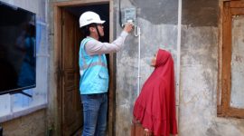 SAMBUNGAN Gratis - salah satu warga di Jateng-DIY tengah menyaksikan petugas PLN melakukan penyambungan listrik gratis di rumahnya sehingga ramadan menjadi terang. (ist/tya)