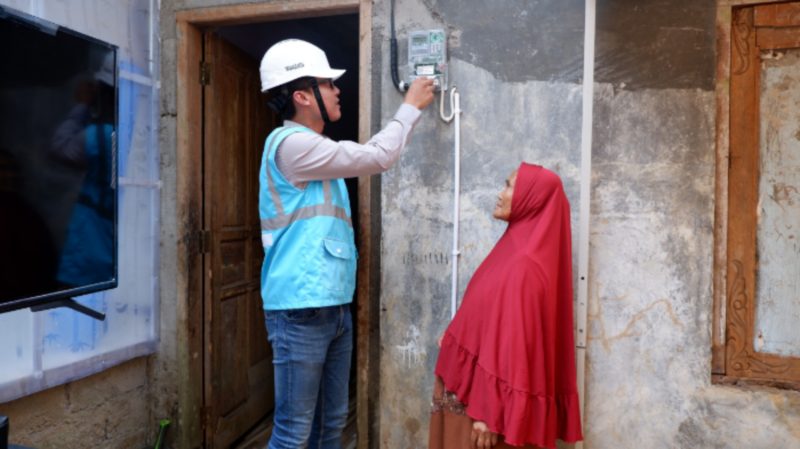 SAMBUNGAN Gratis - salah satu warga di Jateng-DIY tengah menyaksikan petugas PLN melakukan penyambungan listrik gratis di rumahnya sehingga ramadan menjadi terang. (ist/tya)