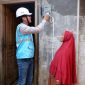SAMBUNGAN Gratis - salah satu warga di Jateng-DIY tengah menyaksikan petugas PLN melakukan penyambungan listrik gratis di rumahnya sehingga ramadan menjadi terang. (ist/tya)