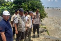 CEK LOKASI  - Jajaran Pemprov Jateng sigap rangani banjir Grobogan denan melakukan pengecekan di lokasi dan membantu masyarakat.(ist/red)