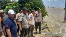 CEK LOKASI  - Jajaran Pemprov Jateng sigap rangani banjir Grobogan denan melakukan pengecekan di lokasi dan membantu masyarakat.(ist/red)
