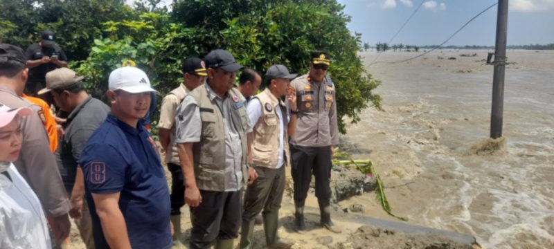 CEK LOKASI  - Jajaran Pemprov Jateng sigap rangani banjir Grobogan denan melakukan pengecekan di lokasi dan membantu masyarakat.(ist/red)