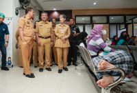 MELONJAK - Gubernur Jawa Tengah Ahmad Luthfi mengunjungi pasien di Rs Niewardi, Surakarta. (ist/tya)