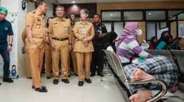 MELONJAK - Gubernur Jawa Tengah Ahmad Luthfi mengunjungi pasien di Rs Niewardi, Surakarta. (ist/tya)