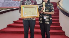 AWARD - Manager Sido Muncul, Bezaliel Pakke,  menerima award CSR dari Pempeov Jateng , Rabu (12/3/2025), di Gedung Gradhika Bhakti Praja, kompleks Kantor Gubernur Jawa Tengah.(tya))