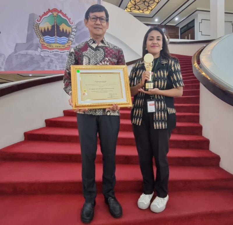 AWARD - Manager Sido Muncul, Bezaliel Pakke,  menerima award CSR dari Pempeov Jateng , Rabu (12/3/2025), di Gedung Gradhika Bhakti Praja, kompleks Kantor Gubernur Jawa Tengah.(tya))