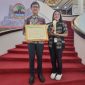 AWARD - Manager Sido Muncul, Bezaliel Pakke,  menerima award CSR dari Pempeov Jateng , Rabu (12/3/2025), di Gedung Gradhika Bhakti Praja, kompleks Kantor Gubernur Jawa Tengah.(tya))