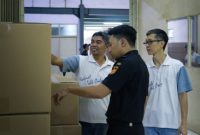 EKSPOR - Peugas Bea Cukai Semarang tengah memeriksa rokok yang akan diekspor ke Malaysia. (Ist/tya(
