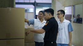 EKSPOR - Peugas Bea Cukai Semarang tengah memeriksa rokok yang akan diekspor ke Malaysia. (Ist/tya(