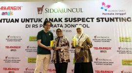 BANTUAN - Direktur PT Industri Jamu dan Farmasi Sido Muncul Tbk DR (HC) Irwan Hidayat secara simbolis menyerahkan bantuan program CSR Sido Muncul untuk anak-anak suspect stunting di RS Permata Jonggol. (ist/tya)