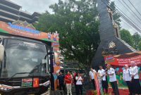 MUDIK NYAMAN - Sekertaris Daerah Pemprov Jateng Sumarno melepas 11 bus yang berisi 550 pemudik pengusaha Warmindo Jateng menuju daerah asal Kuningan Jabar. (tya)