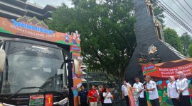 MUDIK NYAMAN - Sekertaris Daerah Pemprov Jateng Sumarno melepas 11 bus yang berisi 550 pemudik pengusaha Warmindo Jateng menuju daerah asal Kuningan Jabar. (tya)