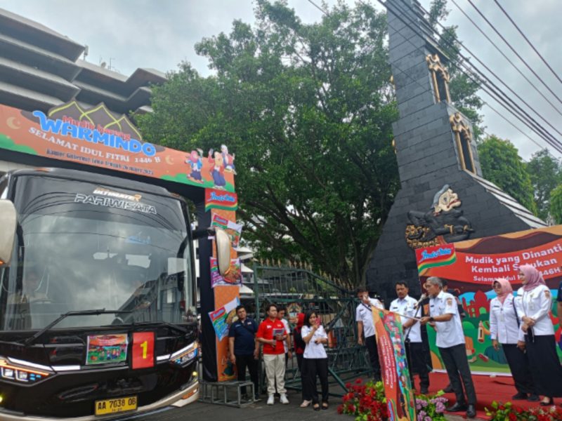 MUDIK NYAMAN - Sekertaris Daerah Pemprov Jateng Sumarno melepas 11 bus yang berisi 550 pemudik pengusaha Warmindo Jateng menuju daerah asal Kuningan Jabar. (tya)