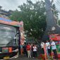 MUDIK NYAMAN - Sekertaris Daerah Pemprov Jateng Sumarno melepas 11 bus yang berisi 550 pemudik pengusaha Warmindo Jateng menuju daerah asal Kuningan Jabar. (tya)
