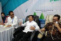 GRATIS  -  Direktur Utama BPJS Kesehatan Ghufron Mukti, mencoba menggunaakan kursi pijat relaksasi yang disediakan di posko BPJS Kesehatan  yang ada di Jalan Tol Km 429 A Ungaran. (tya)